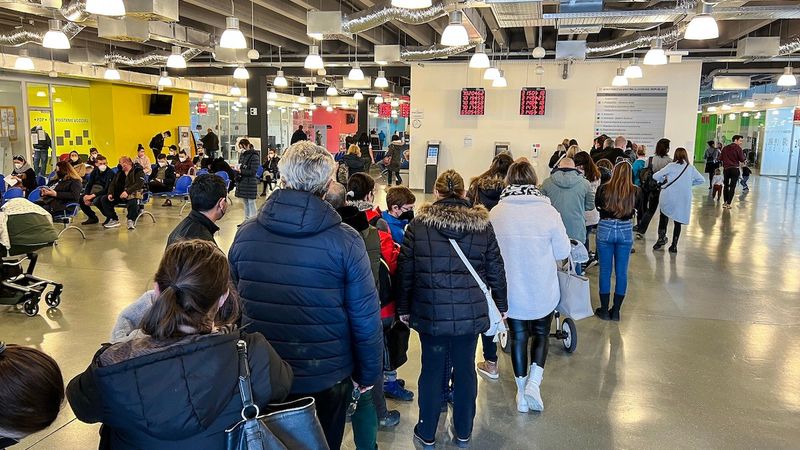 Realita na klientskych centrách: hodiny v rade a lístok či online termín v nedohľadne